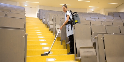 使用扫地机期间出现扬尘问题应该如何处理？